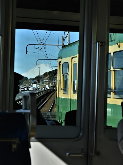 鎌倉高校前 七里ヶ浜の江ノ電と富士山 今日の鎌倉 鎌倉高校前 七里ヶ浜の江ノ電と富士山 今日の鎌倉