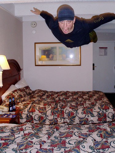 ベッド上のジャンプを楽しむ世界の人 ｉｍａｇｅ ｓｈｏｃｋ