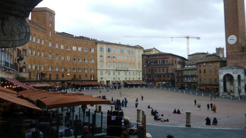 イタリアいち美しい広場？ ～ シエナのカンポ広場 : Info Italia