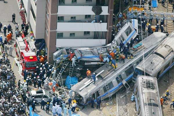 100名以上が死亡した Jr福知山線脱線事故 の画像複数 閲覧注意 1記事 3分 サクch