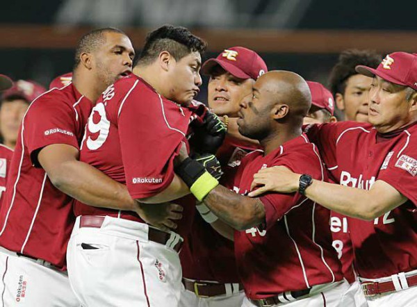 東浜の死球にブチギレのアマダーを必死でなだめるウィーラーwwww 狗鷲タイムス