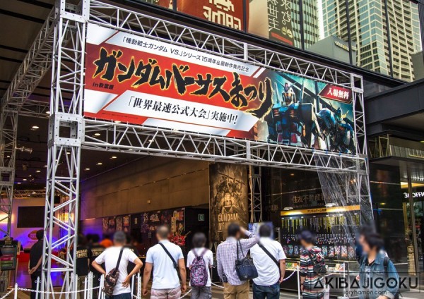 秋葉原で ガンダムバーサスまつり 開催 黒板アートや1 1ガンダムヘッドも アキバジゴク