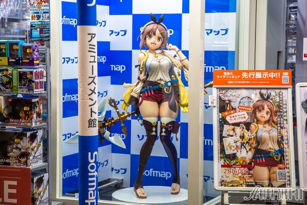 お値段280万円の ライザ 等身大フィギュア ソフマップ背景に囲まれ予約する猛者を待つ アキバジゴク