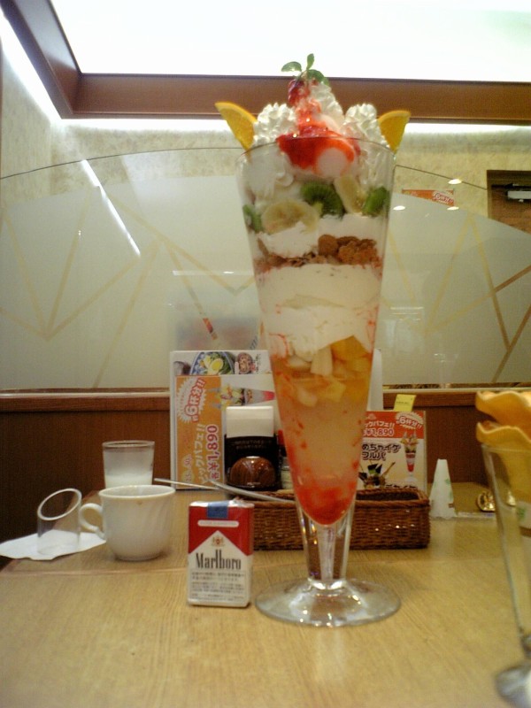 キャッツカフェのバケツパフェは9000kcal パチンコ ジャンボのぱぉ んなブログ