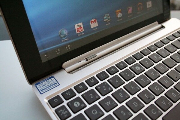 軽量化で機動性アップ！18時間も利用できるキーボード合体タブレット