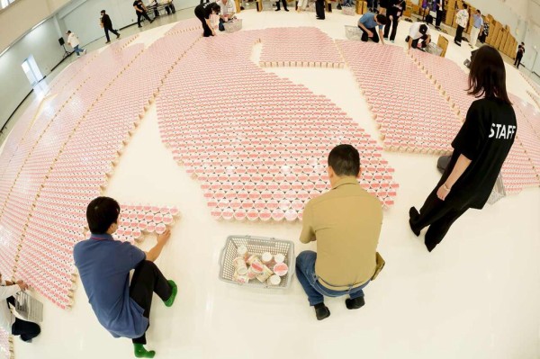 VTuber獅白ぼたん、ギネス世界記録達成！約3万個のカップヌードルを