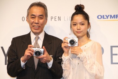 値下げ！宮崎あおい風　OLYMPUS デジタル一眼レフ カメラ 本体　オリンパス 宮崎あおいさんも大絶賛！オリンパス 新製品発表会レポ : ITライフハック
