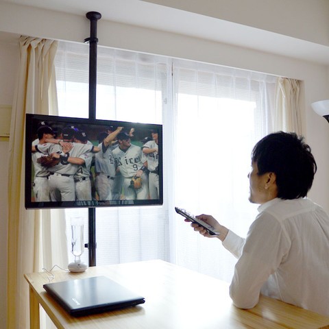 大型テレビを3D空間に設置でき、目線にあった高さでテレビを見られる「どこでも壁掛け風テレビスタンド『つっぱりTVポール』」 : ITライフハック