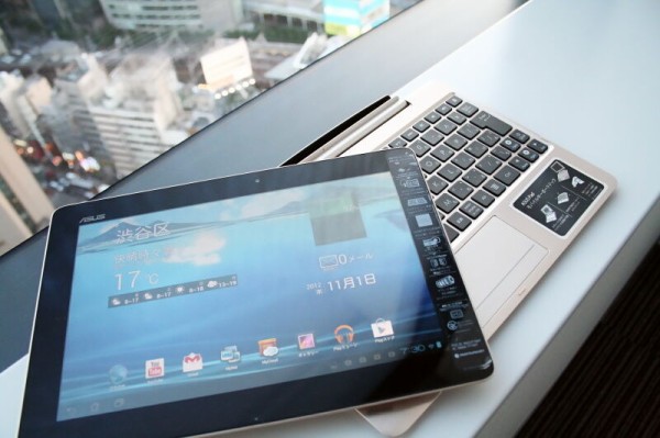 軽量化で機動性アップ！18時間も利用できるキーボード合体タブレット
