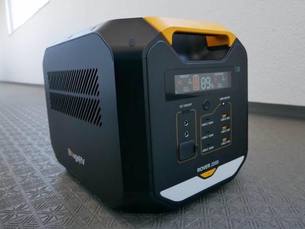 大容量なのにコンパクト！ポータブル電源「BougeRV Rover 2000」を試す