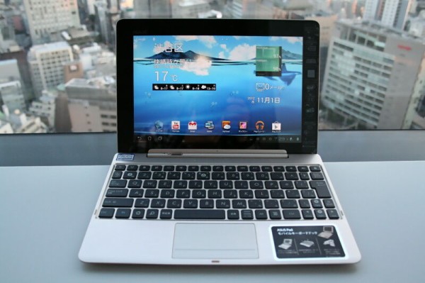 軽量化で機動性アップ！18時間も利用できるキーボード合体タブレット