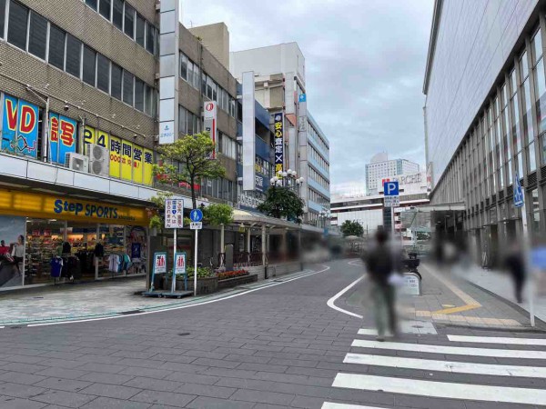 通りの歩道の眺め