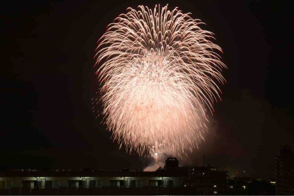 大輪の花火が静岡の空に 清水区馬走 日本平ホテル で 第37回 日本平まつり 開催 7月27日 しずおか通信 静岡県静岡市の地域情報サイト