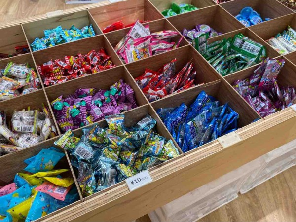 懐かしのあのお菓子も 葵区呉服町に期間限定でオープンしてる菓子問屋 あまのや繁田商店 呉服町店 で駄菓子各種買ってみた 7月16日 22年1月末 しずおか通信 静岡県静岡市の地域情報サイト