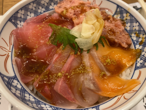末広町にオープンした 磯丸水産 で 磯丸4色丼 貝盛り合わせ 大盛り イカの浜焼き 一口贅沢こぼれ寿司 食べてみた ながの通信 長野県長野市の地域情報サイト