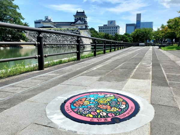 富山市に ポケふた 出現 人気ゲーム ポケットモンスター シリーズに登場するキャラクターが描かれたデザインマンホールが富山市に設置 8 4 富山デイズ 富山県富山市の地域情報サイト