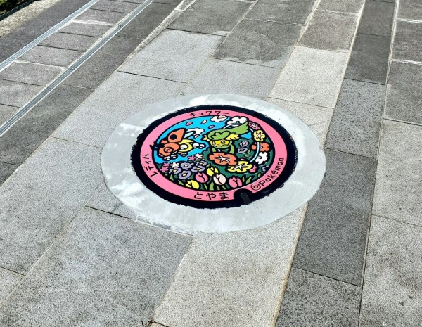 富山市に ポケふた 出現 人気ゲーム ポケットモンスター シリーズに登場するキャラクターが描かれたデザインマンホールが富山市に設置 8 4 富山デイズ 富山県富山市の地域情報サイト