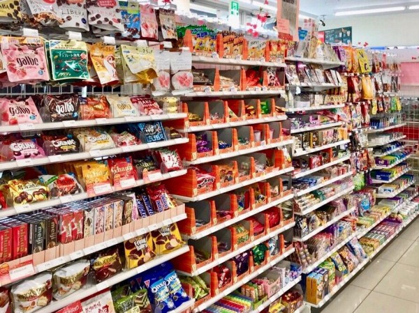 コンビニが駄菓子屋さんに 約100点もの駄菓子が大集合 秋葉区吉岡町にある ファミリーマート新津吉岡町店 で駄菓子買ってみた にいがた通信 新潟県新潟市の地域情報サイト
