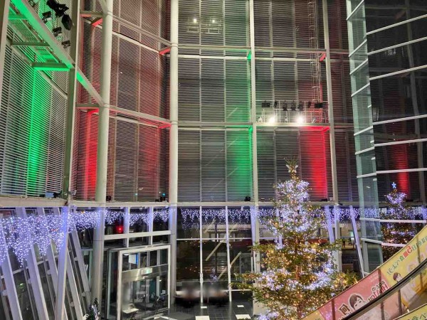 今年も登場 Next21 に 巨大クリスマスツリー 設置 ライトアップ見に行ってみた にいがた通信 新潟県新潟市の地域情報サイト