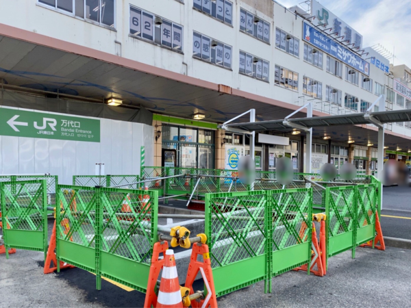 続 新潟駅万代口駅舎撤去工事始まる 万代広場と駅舎の間の通路が狭くなるらしい 万代口前の駐車場ではスロープ設置 歩道拡張工事中 11月2日夜間 にいがた通信 新潟県新潟市の地域情報サイト