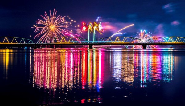 夏の終わりは ござれや花火 で締めくくる 阿賀野川ござれや花火 8月25日開催 五感で感じる 二尺玉 花鳥風月 に 水上尺玉 圧巻の花火 にいがた通信 新潟県新潟市の地域情報サイト