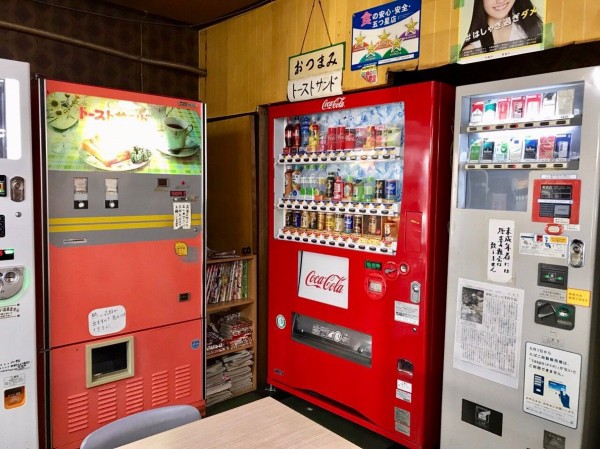 おもしろスポット豊栄にあり レトロ自販機ずらり 北区内島見にある ポピーとよさか で 天ぷらうどん と ハムサンド と 月見そば を食べてみた にいがた通信 新潟県新潟市の地域情報サイト