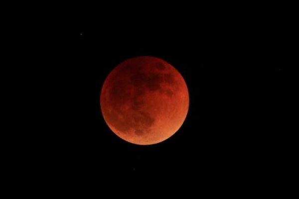 明日の夜は月を見よう 見れるのはわずか分間 3年ぶりに 皆既月食 が見れるらしい にいがた通信 新潟県新潟市の地域情報サイト