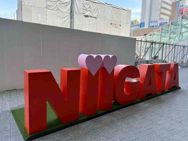 NIIGATAモニュメントが駅前に！『新潟駅』万代広場に『フォトスポット