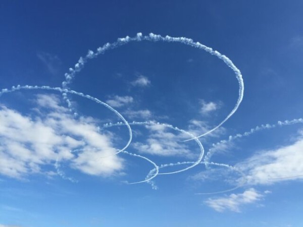 空を見上げよう 新潟上空に巨大な ニコちゃんマーク 出現 エアレースパイロット 室屋義秀さん による Fly For All 大空を見上げよう 開催 7月19日 にいがた通信 新潟県新潟市の地域情報サイト