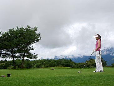 ゴルフスイングで腰が痛くなったら 自宅ストレッチで解消 岩国フォークソング