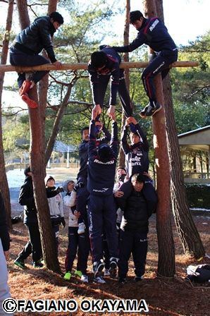 ファジアーノ岡山 今年も 珍キャンプ から昇格挑戦 ウォール アイランズ クモの巣 など難関の連続 ｊ２サッカー通信