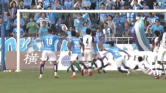 横浜fc 終了間際 Atにfw草野侑己が劇的決勝ゴール 首位 柏から価値ある勝点３ 無敗記録も17試合に ｊ２サッカー通信