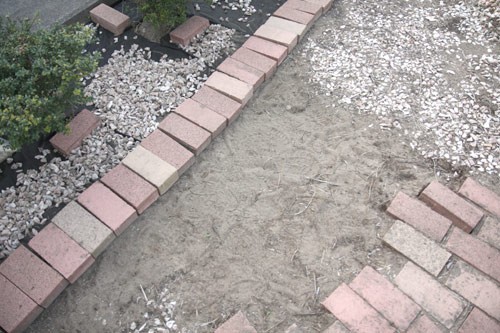 レンガで小道を作る ガレージ側 その2 Jam Garden