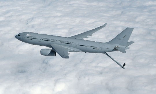 韓国 韓国待望の空中給油機 格納庫も無く雨ざらしでサビサビ 日本と韓国は敵か 味方か 일본과 한국은 적 아군인가