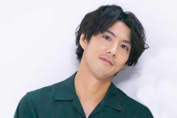 賀来賢人 ハワイで妻との驚愕エピソードを語る エンタメvip速報