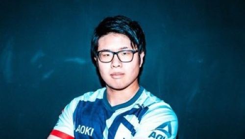 プロゲーマー「格ゲーの大会でアメリカ来た！」入国審査官「渡航