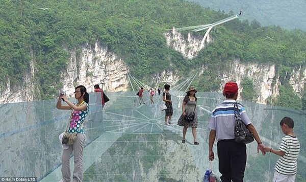 中国　シースルー　吊り橋　渓谷に関連した画像-05