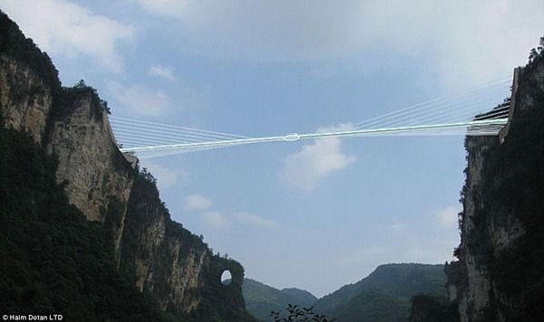 中国　シースルー　吊り橋　渓谷に関連した画像-07