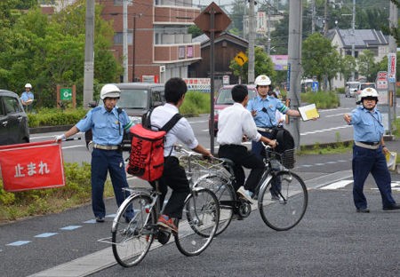 自転車もスピード取り締まり １時間で２５人指導 車道は時速30キロ 歩道は時速キロ 滋賀 じてそく