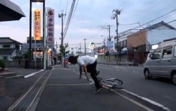 車道と歩道の段差に転倒する自転車 (動画＆画像) : ～じてそく～