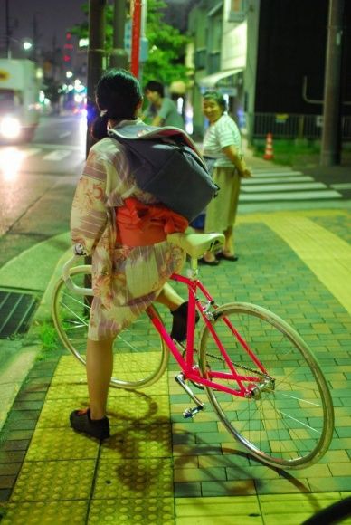 画像 夏 駅のホーム 自転車 美女