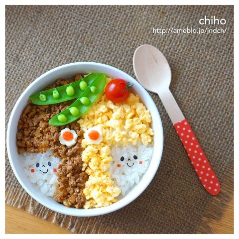 洋風そぼろ丼 女の子デコ くまデコで かわいいおべんとう