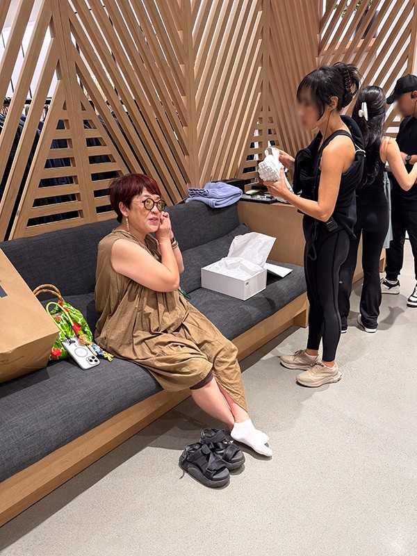 完売品定価9万円　新品タグ付ハワイ購入　ALO YOGA コート ハワイで買い物】アラモアナのalo yogaで衝撃！円安で日米の価格が逆転
