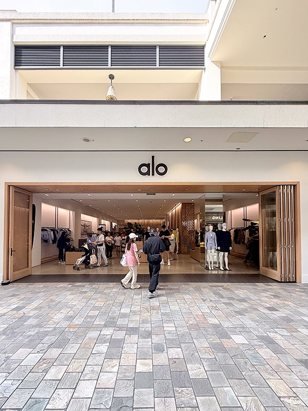 完売品定価9万円　新品タグ付ハワイ購入　ALO YOGA コート ハワイで買い物】アラモアナのalo yogaで衝撃！円安で日米の価格が逆転