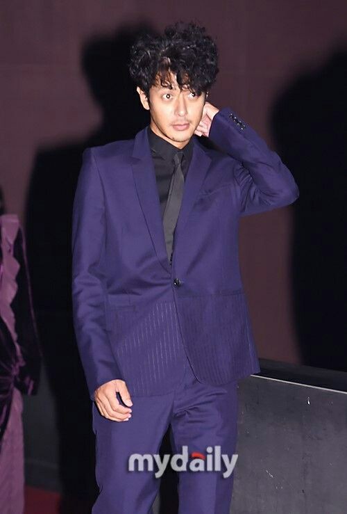 ギャー 短髪 髭薄 スーツ Blessing In Disguise