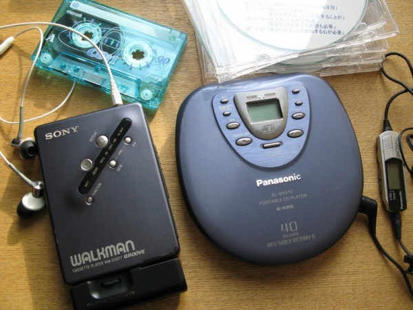 久しぶりにカセットのウォークマンとCDプレーヤーを使ってみた