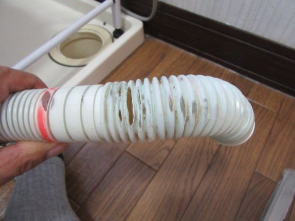 洗濯機排水ホース水漏れ修理 蒜山ログハウスの庭弄り