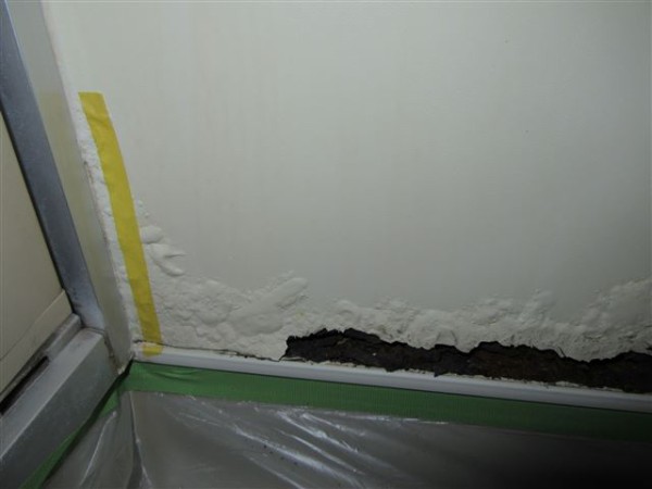 アパート ユニットバスの壁サビ膨れの補修 蒜山ログハウスの庭弄り