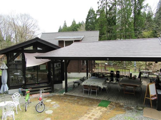 森の中のオープンカフェ あるふぁ でランチ 蒜山ログハウスの庭弄り