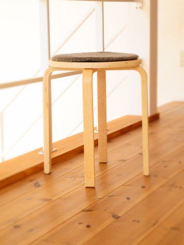 IKEA】 FROSTA 木製 スツール 鮮烈 丸椅子 2セット 決まりました。